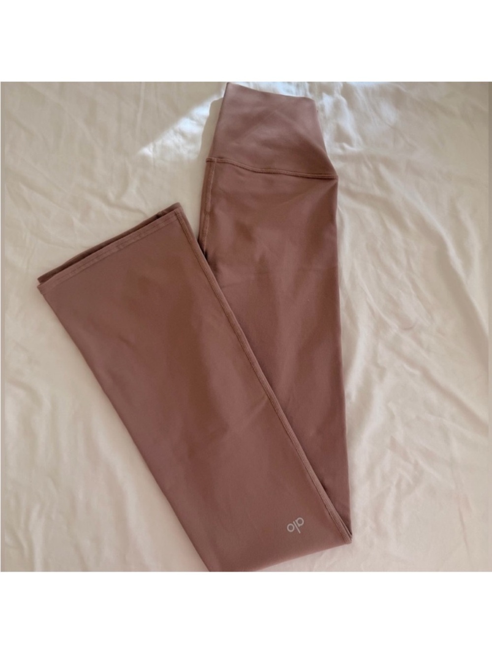 ALO Yoga High-Rise Flare Leggings in Dusty Rose - Picture 4 of 7